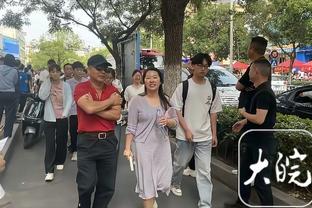 文班亚马训练结束后多名队医聚集在他周围 今日比赛出战成疑